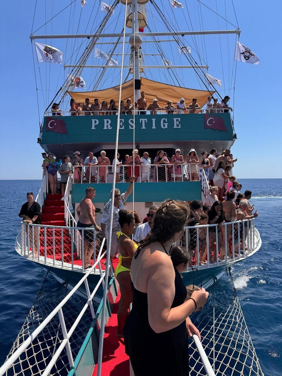 Excursieboot voor de kust tijdens de Dolfijneneiland-boottocht