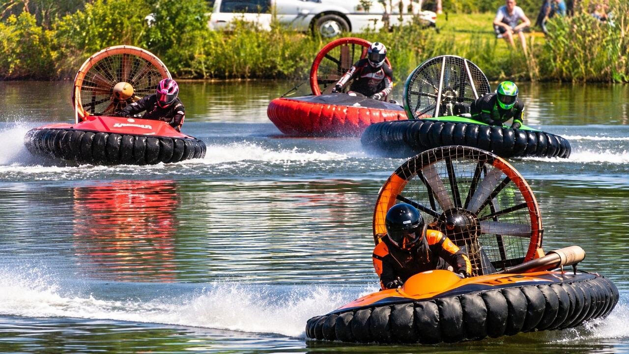 Hovercraft-Fahrt auf dem Wasser