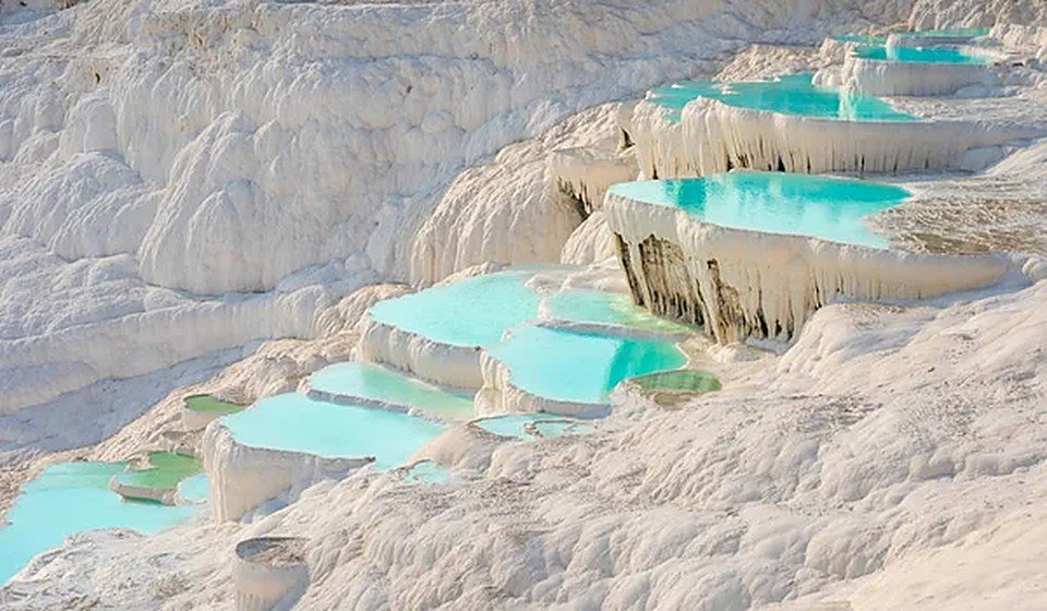 Weiße Travertinen und Kalksinterterrassen von Pamukkale