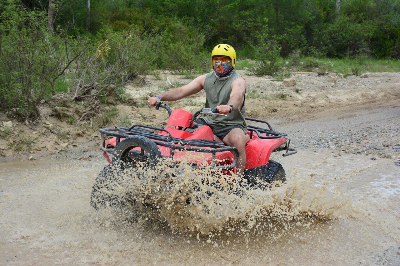Quads op een onverhard pad tussen dennenbossen tijdens de quadsafari