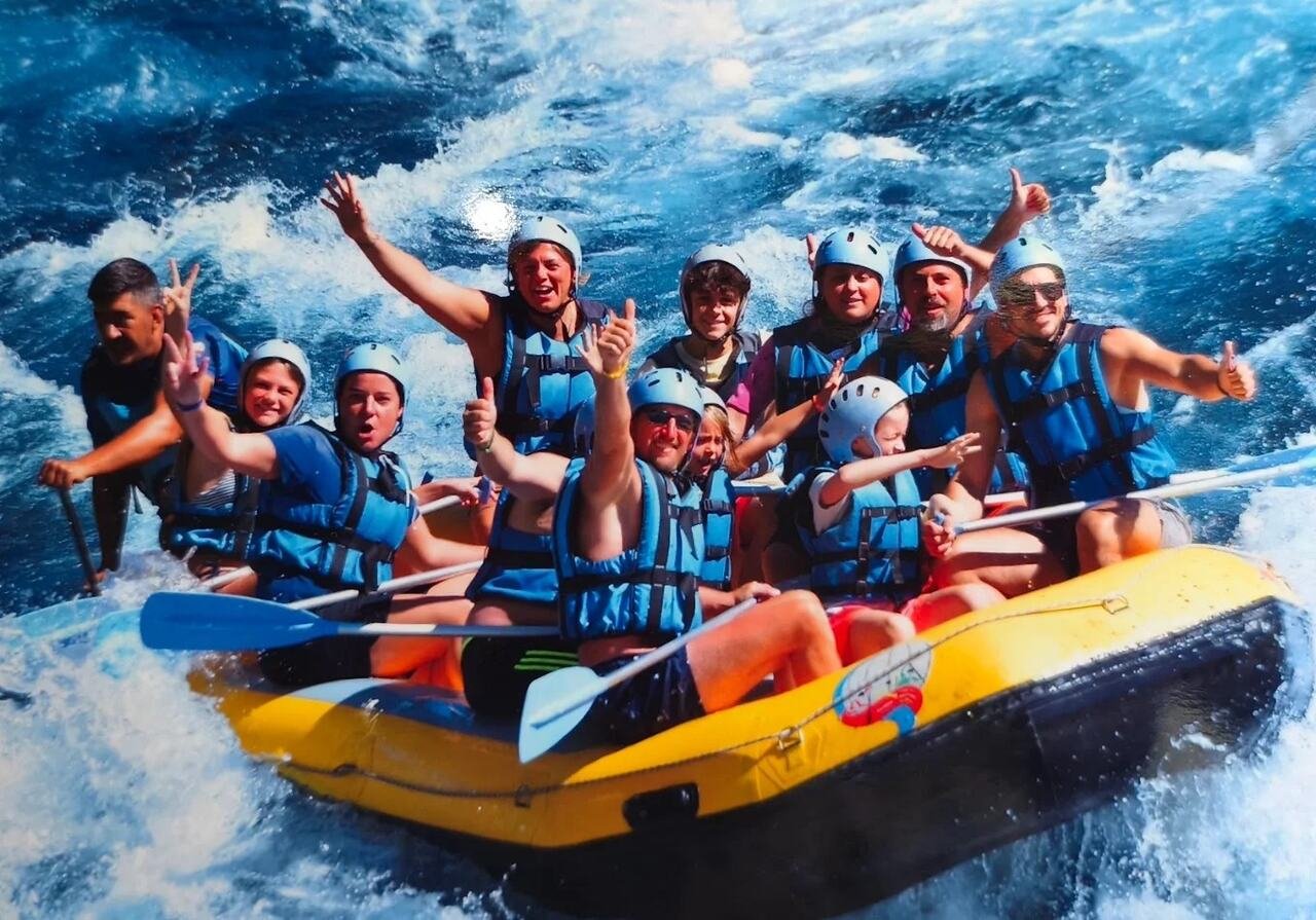 Rafting-Gruppe im Schlauchboot auf dem Fluss bei Beşkonak